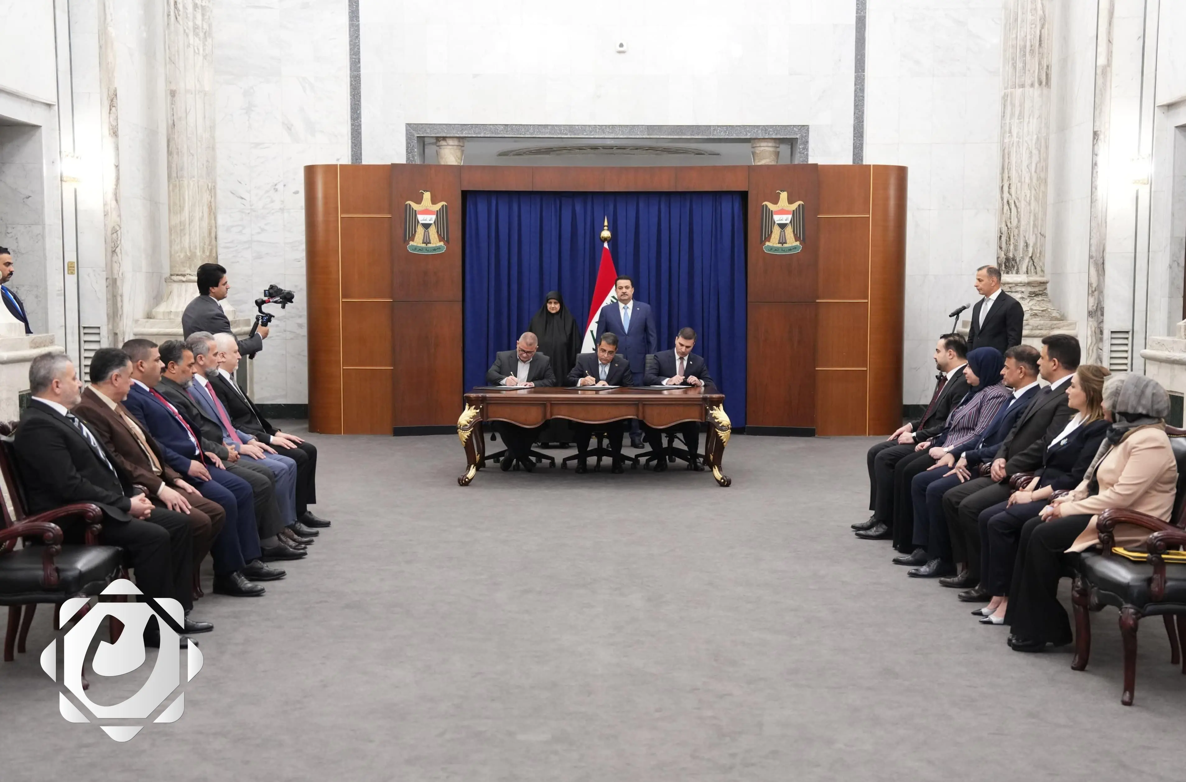 رئيس الوزراء يشهد توقيع عقد تأسيس الشركة الوطنية للهاتف النقّال