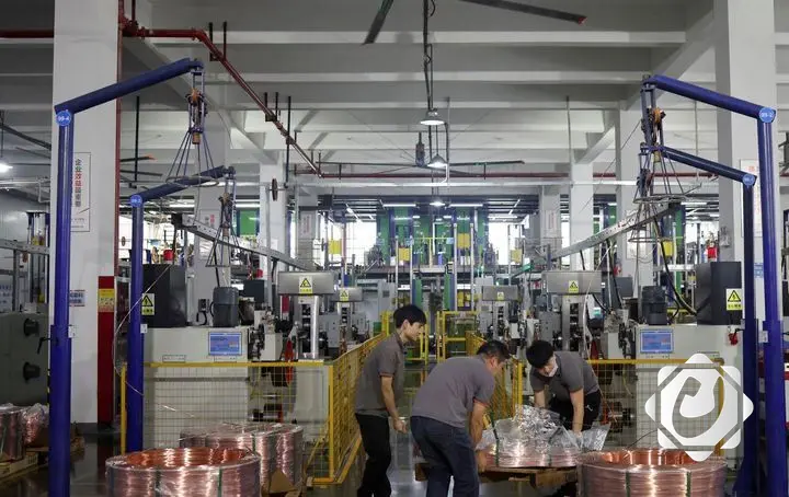 انكماش القطاع التصنيعي الأميركي للشهر السادس رغم استثمارات الذكاء الاصطناعي