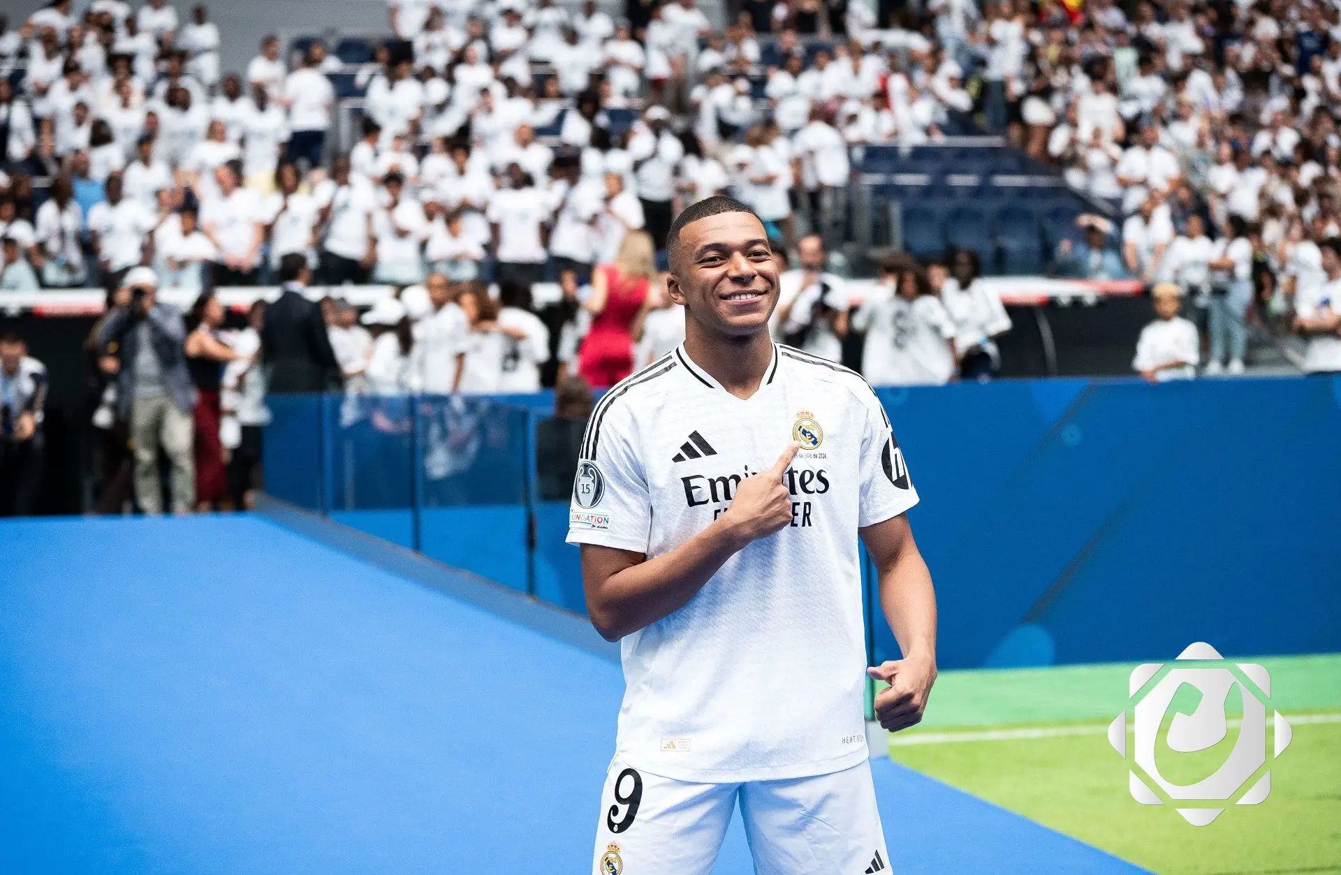 مبابي: ديمبلي الأحق بجائزة الكرة الذهبية هذا العام