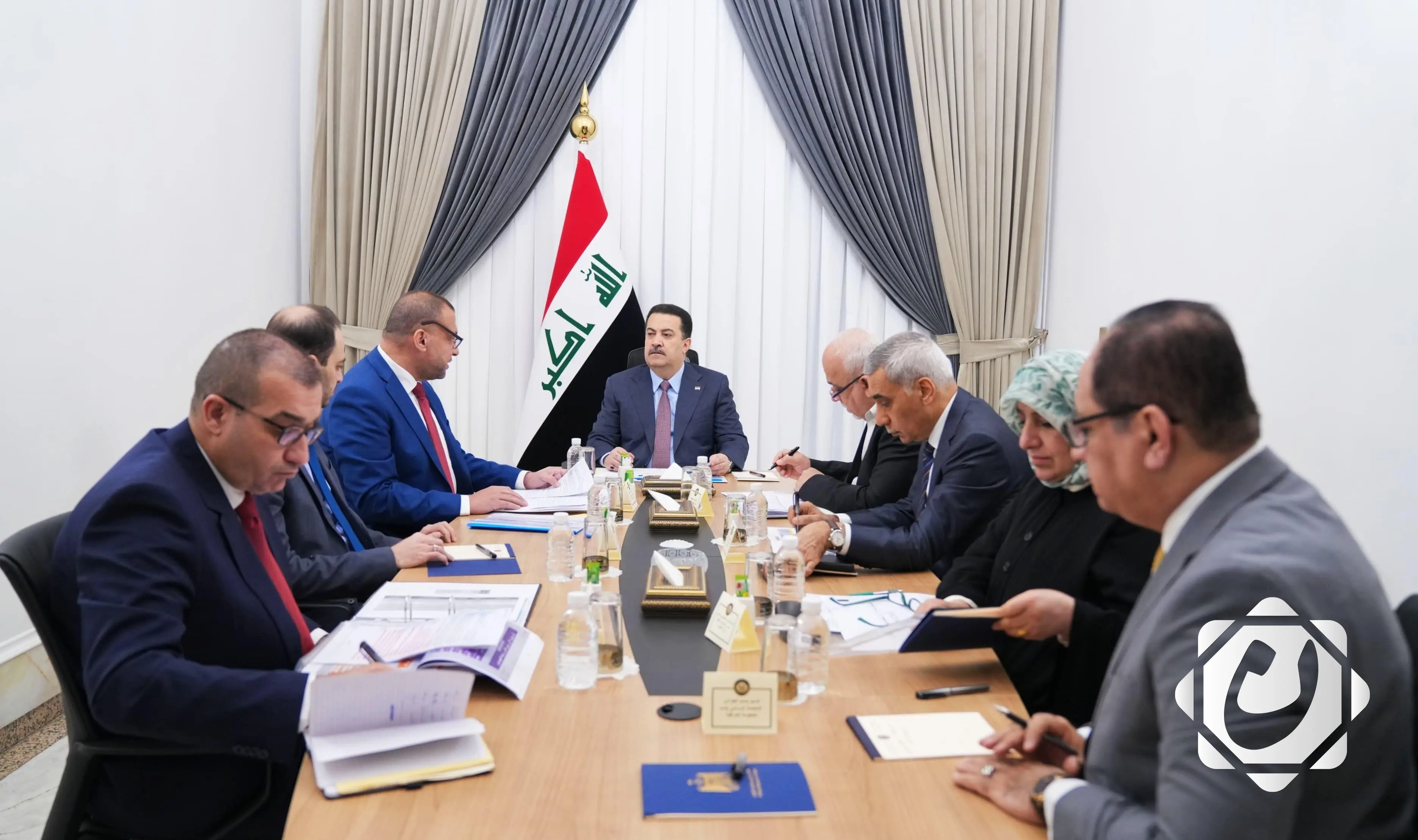 رئيس الوزراء يقرر إعفاء 15 مديراً بسبب التلكؤ في جباية الكهرباء