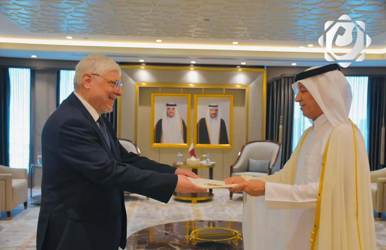 محمد جعفر الصدر يسلم أوراق اعتماده سفيراً لدى دولة قطر