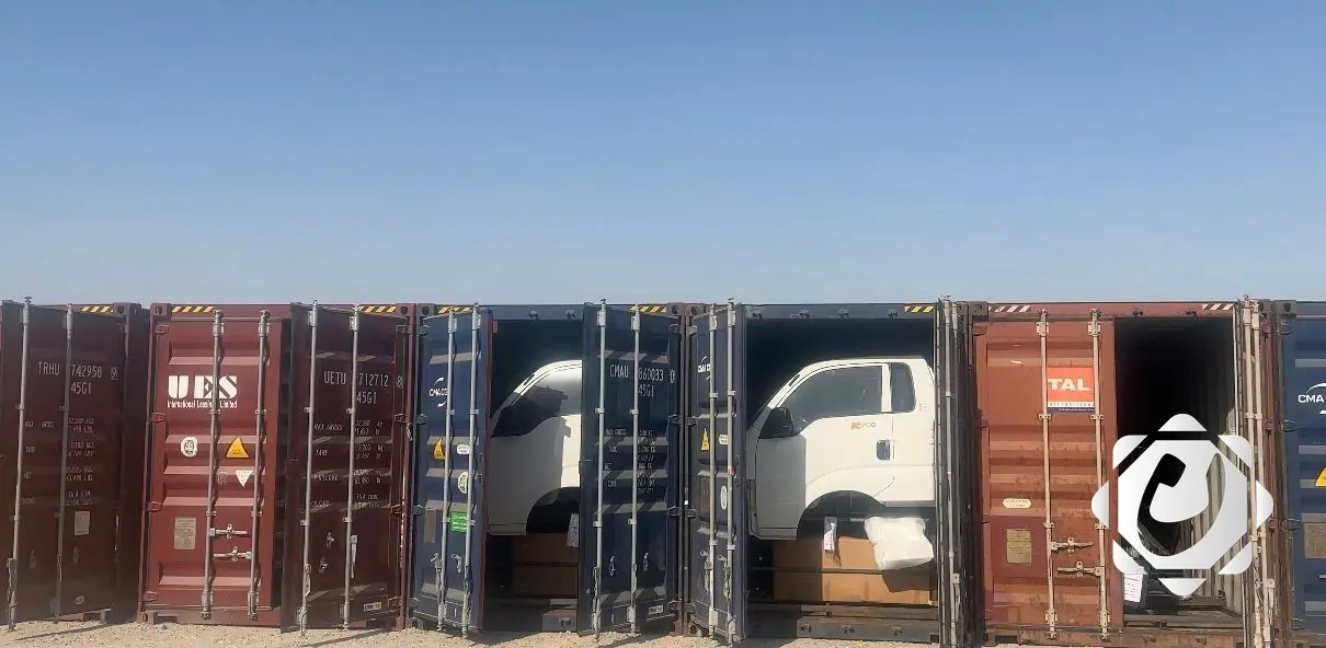 ضبط 50 حاوية تحتوي على عجلات مفككة في منفذ أم قصر الأوسط