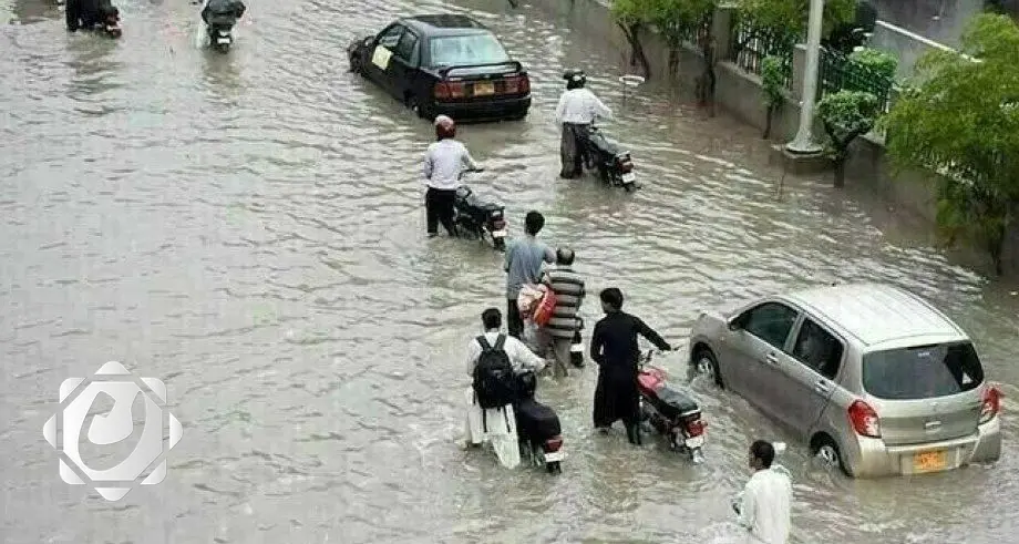 فيضانات مدمرة في باكستان تهدد السدود وتؤدي إلى نزوح الآلاف