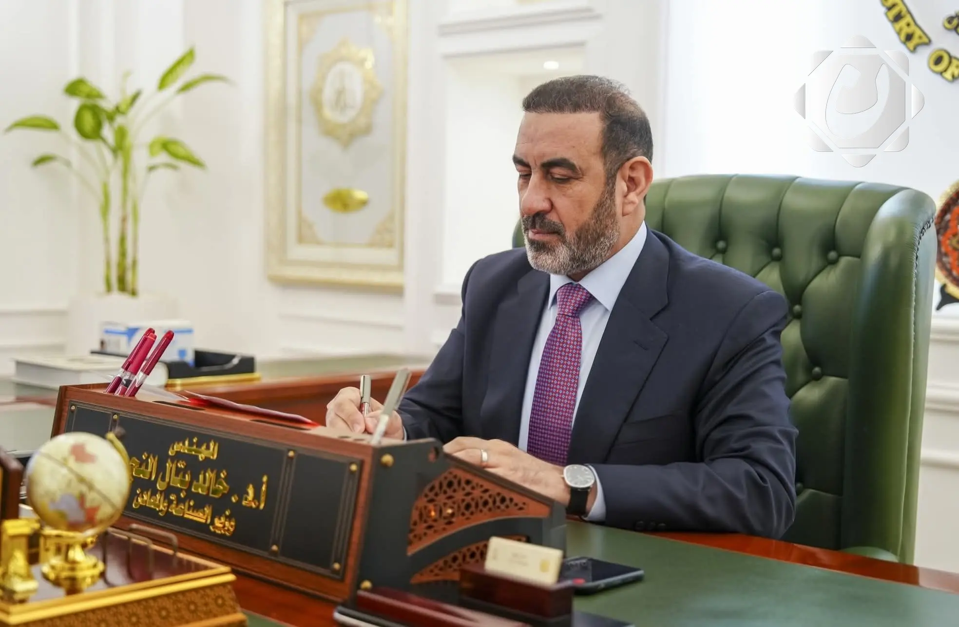 وزير الصناعة ينفي وجود قرار بتصفية شركات الوزارة ويؤكد ضرورة فصل المنابر عن السياسة