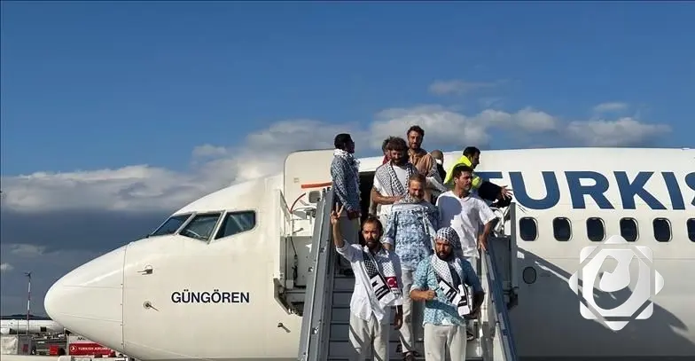 طائرة تركية تقل ناشطي أسطول الصمود تصل إلى إسطنبول