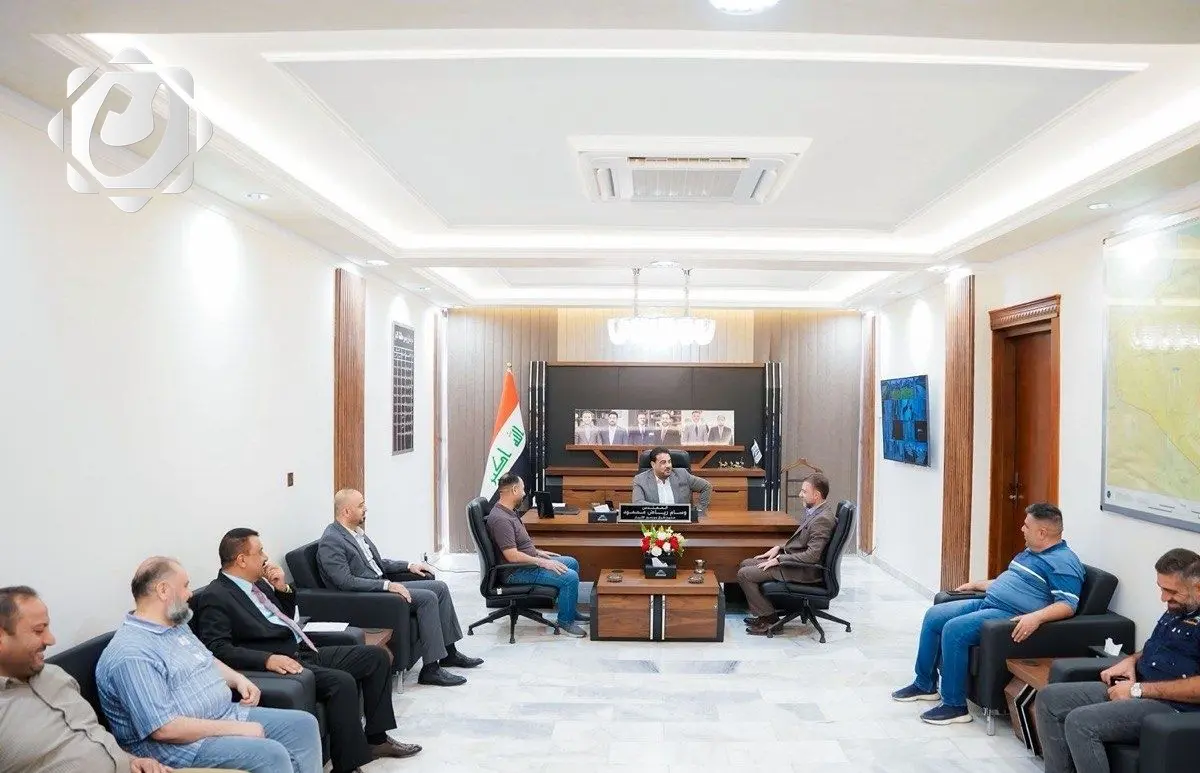 رئيس مجلس الأنبار يناقش تطوير مشاريع البنى التحتية مع مديرية الطرق والجسور