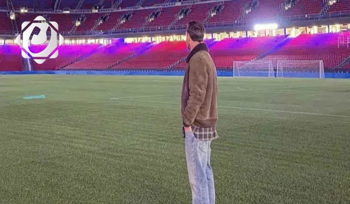 ميسي يفاجئ جمهور برشلونة بزيارة ملعب الكامب نو