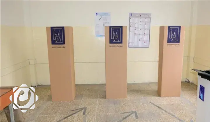 مستشار إيراني يزور مركزاً انتخابياً في بغداد