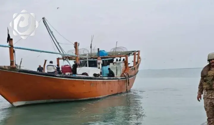 البحرية العراقية تنقذ صيادين من قارب معطل قرب ميناء الفاو الكبير