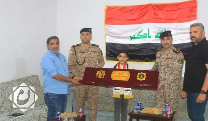 تكريم الطفل حسين أحمد داود من قبل القوة البحرية في البصرة