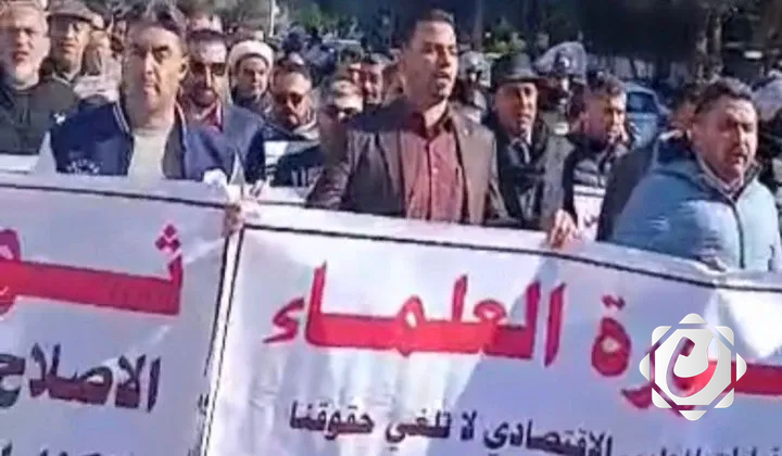 تظاهرة لحملة الشهادات العليا في بغداد احتجاجاً على إيقاف مخصصات الخدمة الجامعية