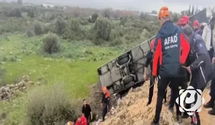 مصرع خمسة أشخاص وإصابة آخرين في انقلاب حافلة سياحية بأنطاليا التركية