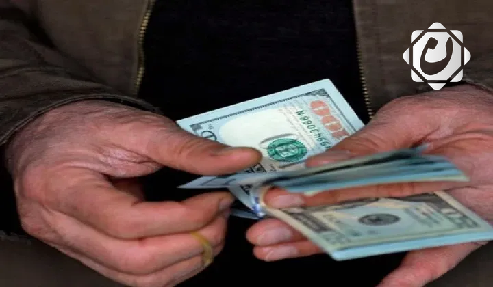 البنك المركزي ينفي زيادة حصة الدولار للمسافرين إلى 5 آلاف دولار