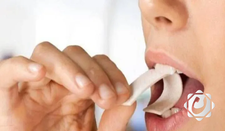 دراسة: العلكة لا تبقى في معدة الإنسان لسبع سنوات