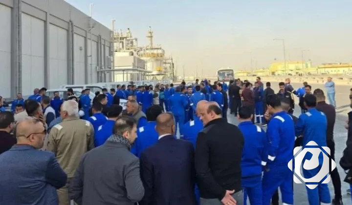 موظفو مصفى كربلاء ينظمون وقفة احتجاجية ضد قطع الحوافز المالية