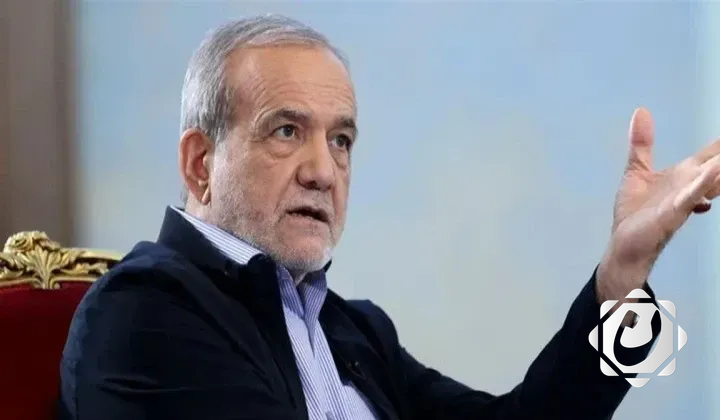 الرئيس الإيراني يسير بمفرده في شوارع طهران خلال مسيرة يوم القدس