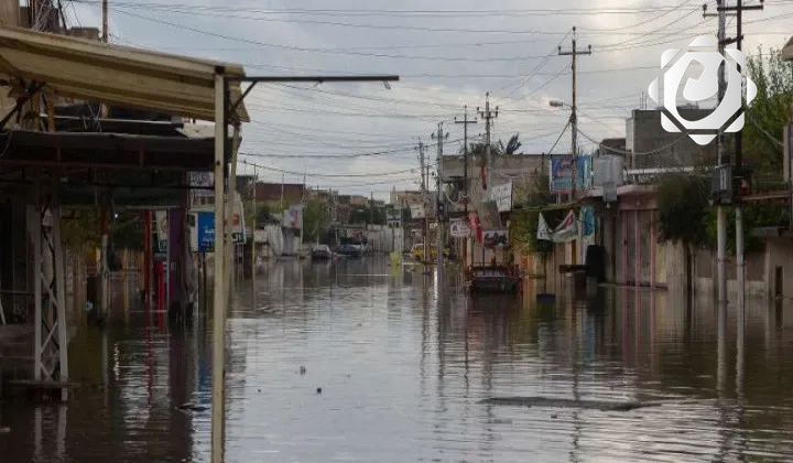 أمطار غزيرة تغمر شوارع الموصل وتسبب طفح المجاري