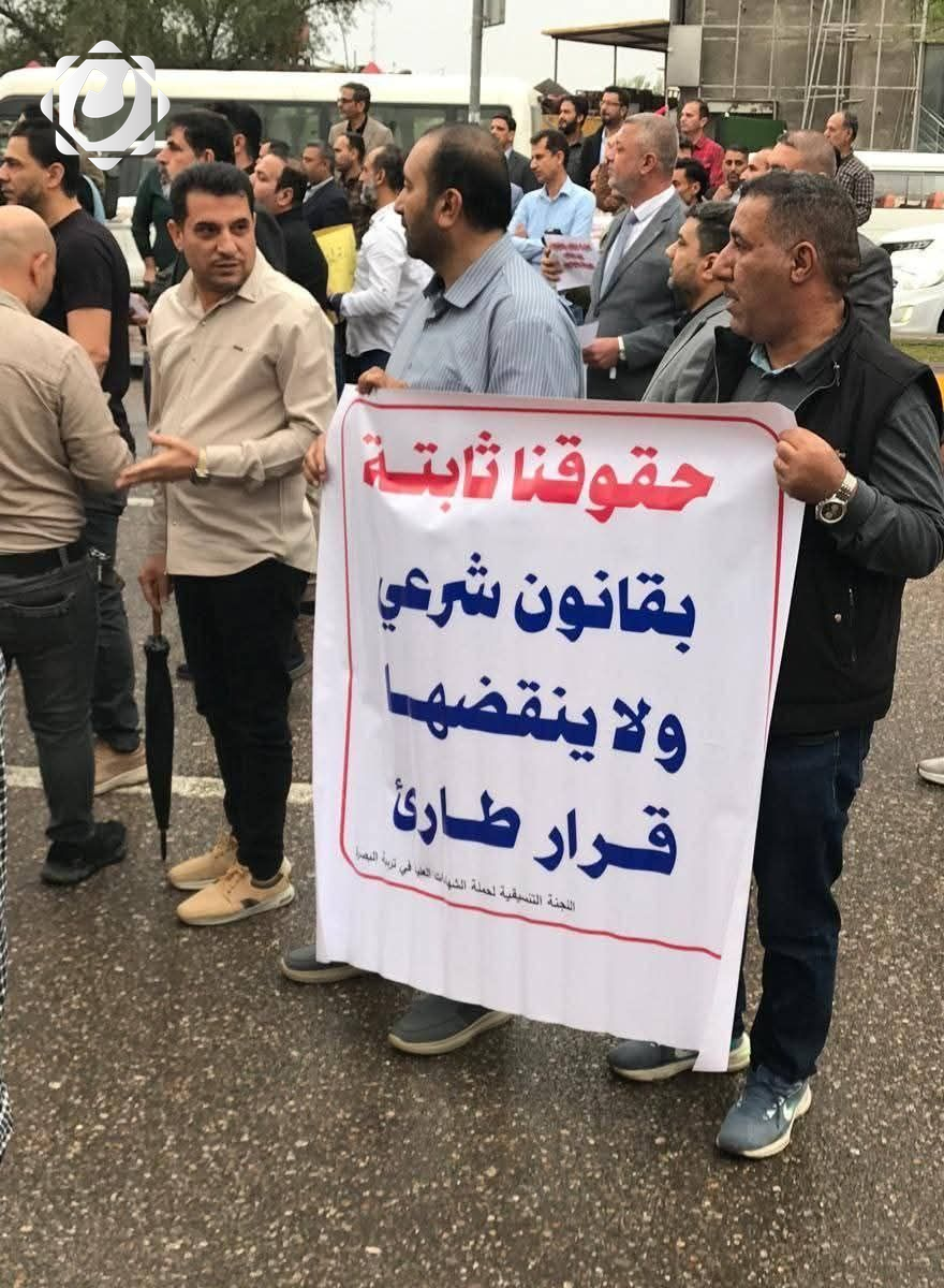 تظاهرة لحملة الشهادات العليا في البصرة احتجاجًا على حجب مخصصات الخدمة الجامعية